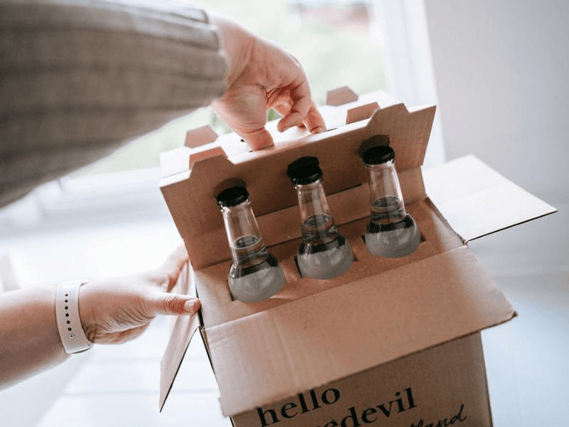 Prototipo de envase de cartón utilizado como referencia en un proyecto de diseño de packaging.
